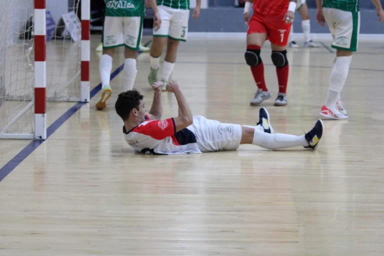 Se vacía en la pista para lograr la remontada y sumar la quinta consecutiva